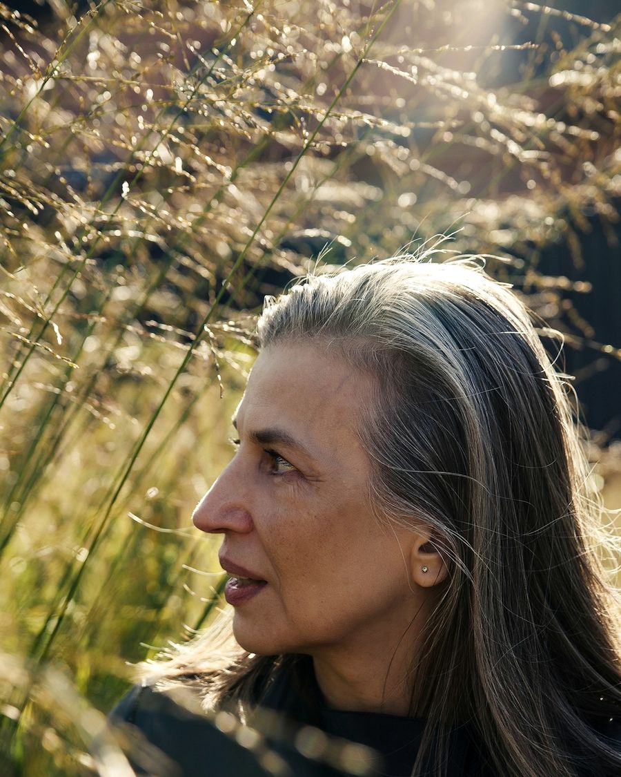 Vrouw buiten in het avondlicht